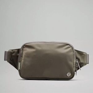 Lululemon Everywhere Belt Bag Large in Gray Sage
